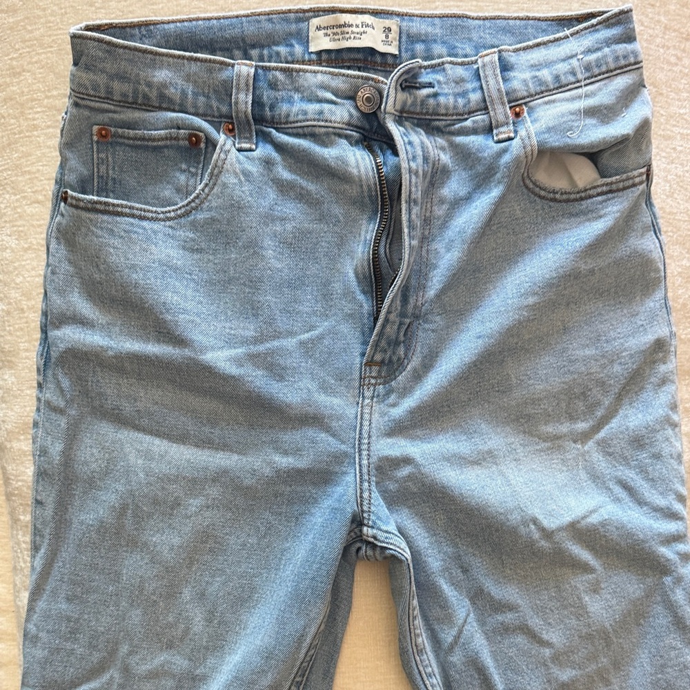Abercrombie & Fitch 90s women’s straight leg Jeans